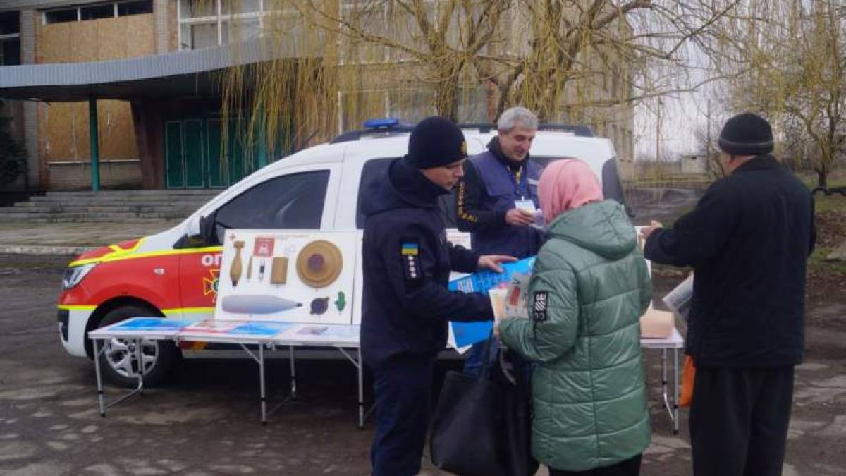 Рятувальники навчають запорожців, як діяти у разі виявлення вибухонебезпечних предметів
