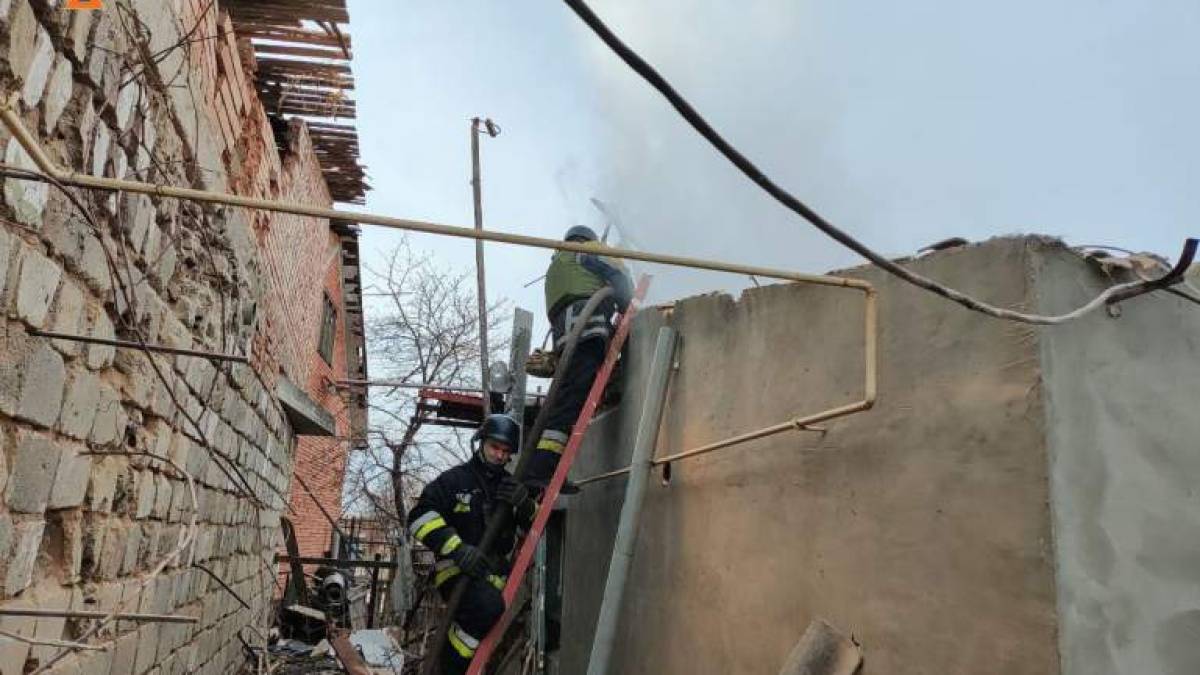 Запорізькі рятувальники ліквідують наслідки ворожих обстрілів