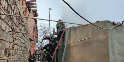 Запорізькі рятувальники ліквідують наслідки ворожих обстрілів