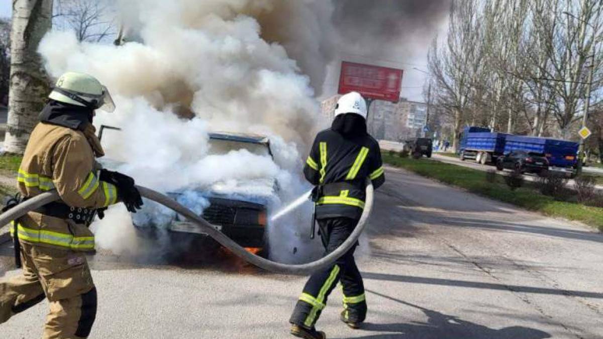 У Запоріжжі горіло легкове авто