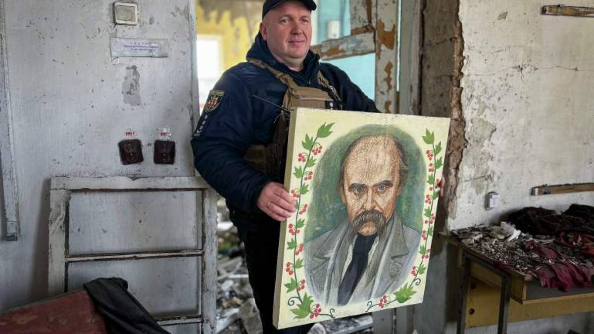 В Оріхові керівник місцевої поліції Євгеній Шепель врятував портрет Шевченка