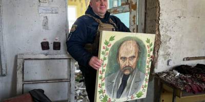 В Оріхові керівник місцевої поліції Євгеній Шепель врятував портрет Шевченка