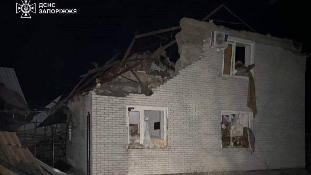 Запорізькі рятувальники ліквідували наслідки ворожих обстрілів