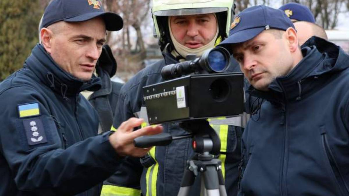 У Запоріжжі рятувальники тренувалися шукати постраждалих під завалами за допомогою спецприладів