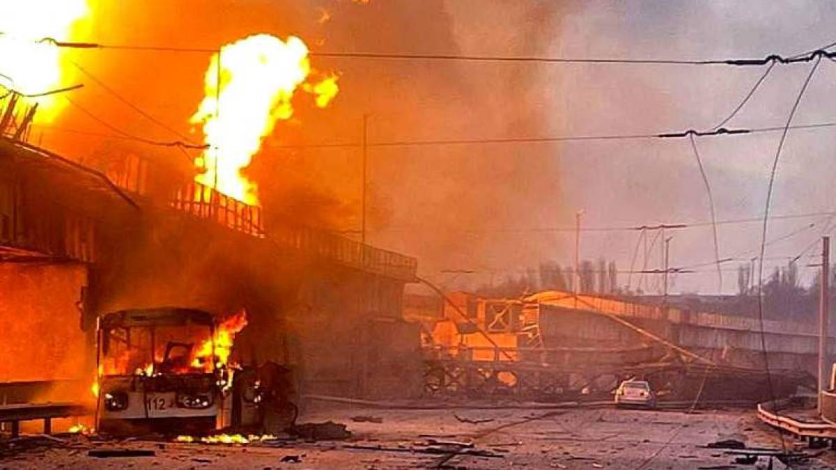 Рятувальники ліквідовують наслідки ракетних ударів по Запоріжжю (відео)