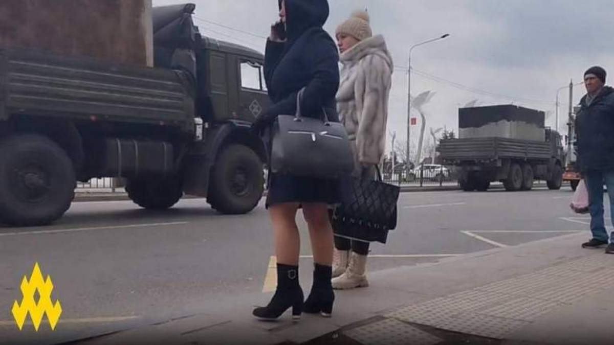 У бік Бердянська окупанти везуть через Маріуполь бетонні укріплення