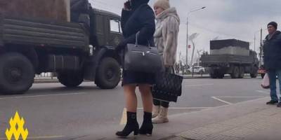 У бік Бердянська окупанти везуть через Маріуполь бетонні укріплення