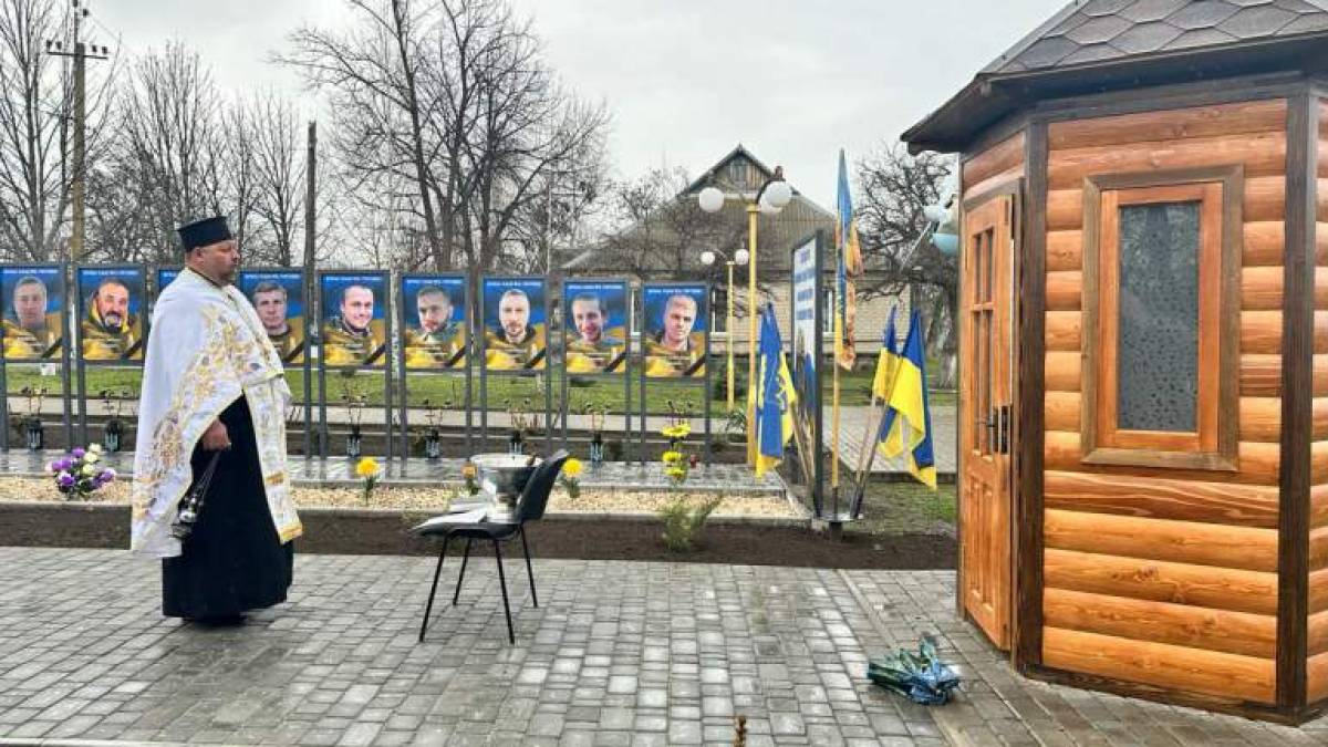 У громаді на Запоріжжі відкрили капличку на честь загиблих Героїв