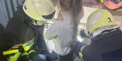 У Запоріжжі дитину рятували з “полону” батареї опалення – фото