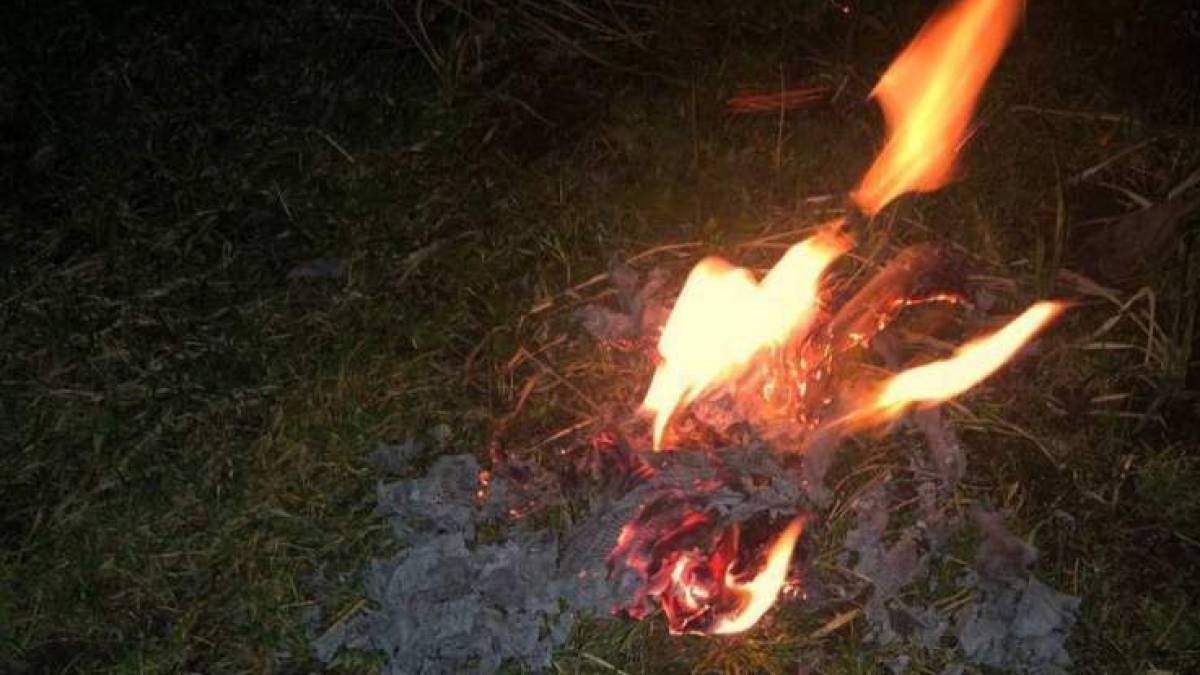У Мелітополі українські патріоти спалюють ворожі пропагандистські газети