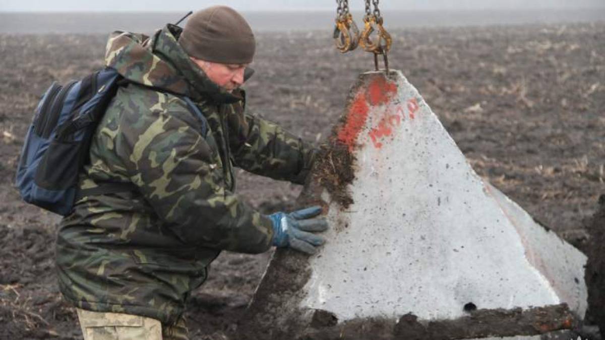 Бійці Запорізької бригади тероборони встановлюють зуби дракона (фото)