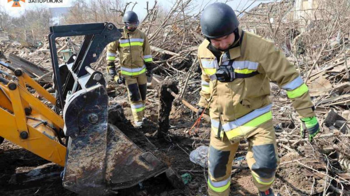 У Запоріжжі рятувальники допомагають ліквідовувати наслідки російських ракетних ударів