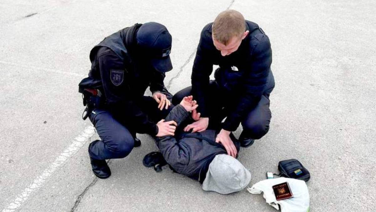 У Запоріжжі поліцейські затримали «продавця» зброї