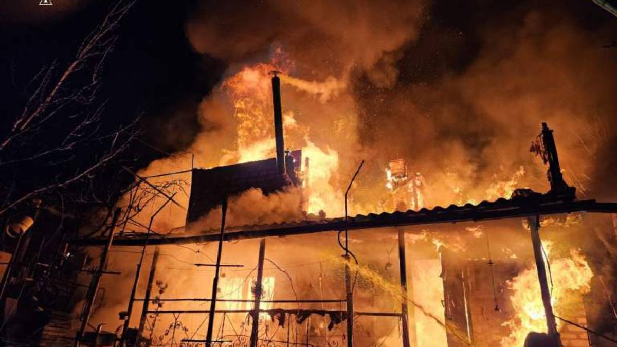 У Запорізькому районі вночі горіли будинки
