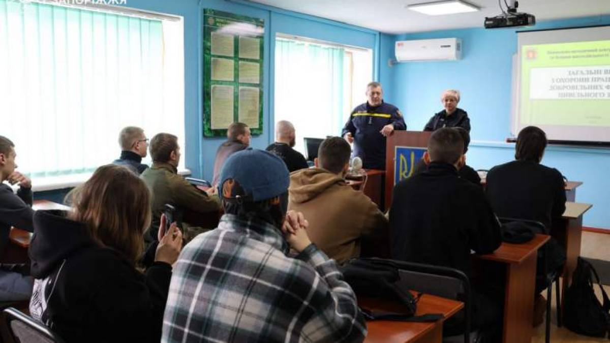 У Запоріжжі навчають добровольців-рятувальників, які беруть участь у ліквідації наслідків ворожих обстрілів