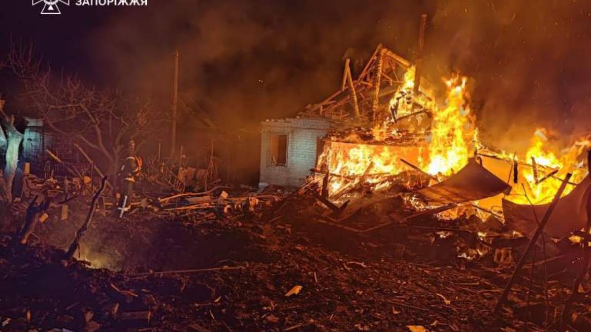 У Запоріжжі рятувальники ліквідували наслідки російських обстрілів