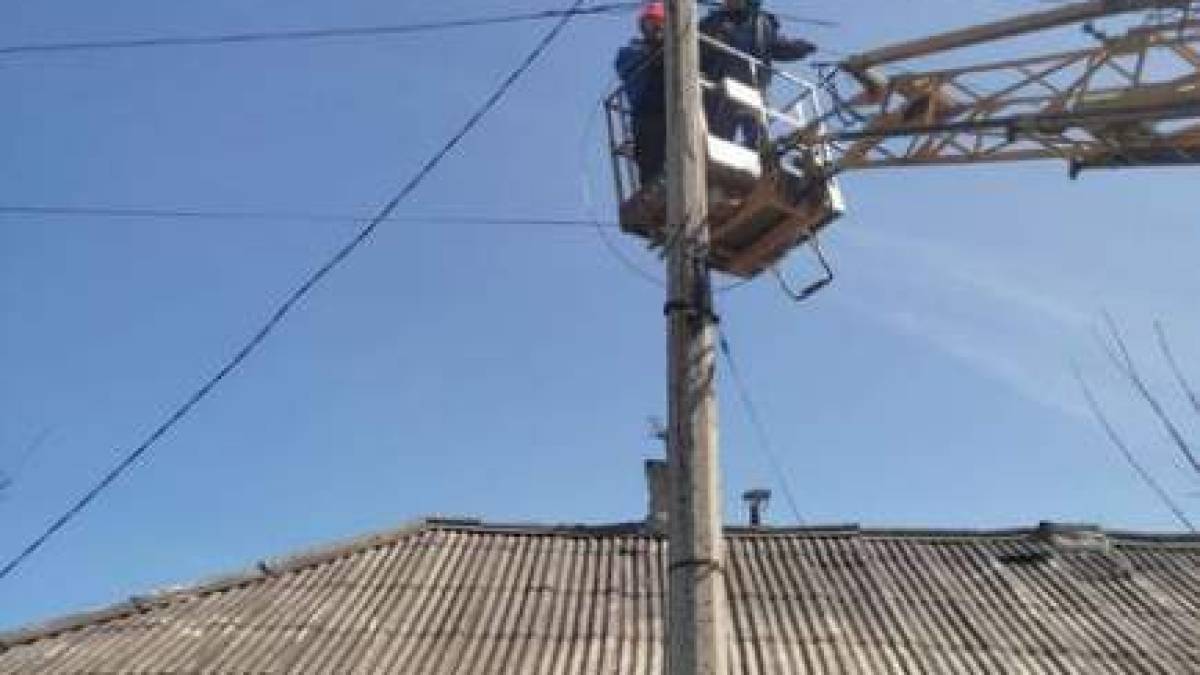 У Запоріжжі повернули світло мешканцям, що були знеструмлені через нічну атаку дронів
