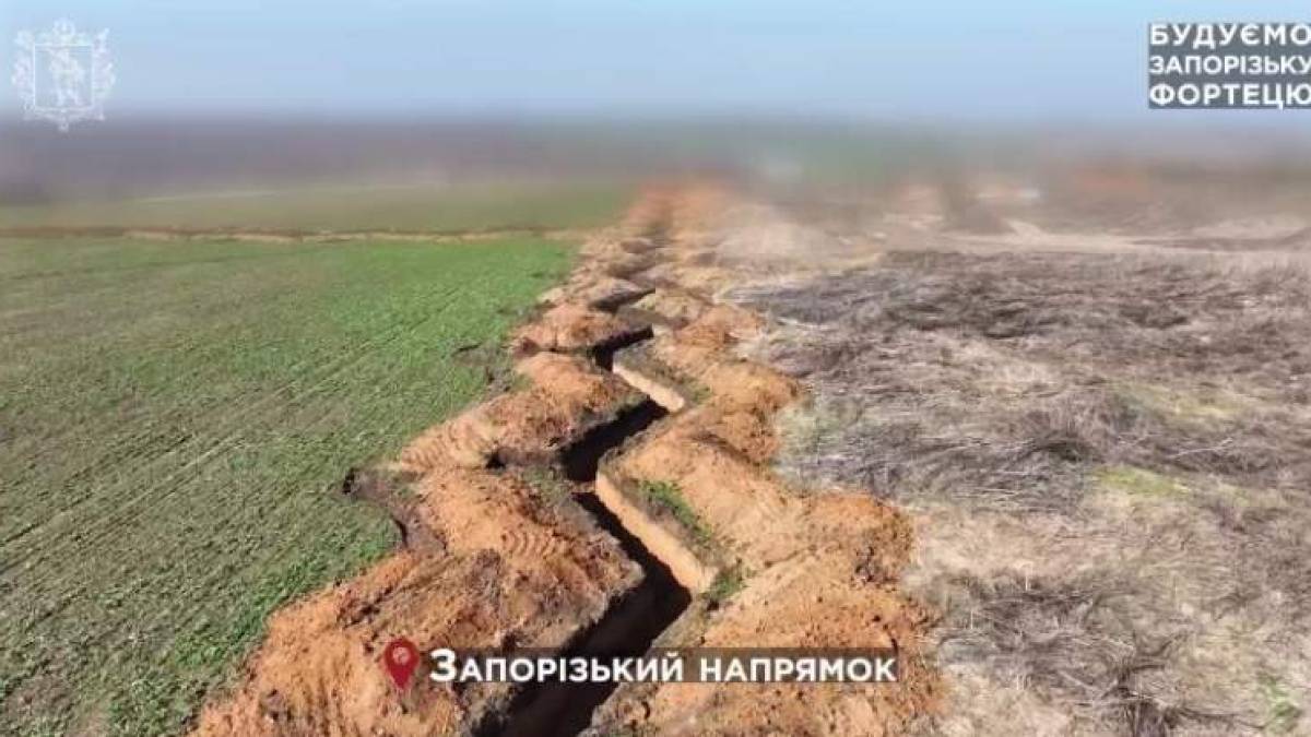 На Запорізькому напрямку оборонні укріплення будуються в три зміни