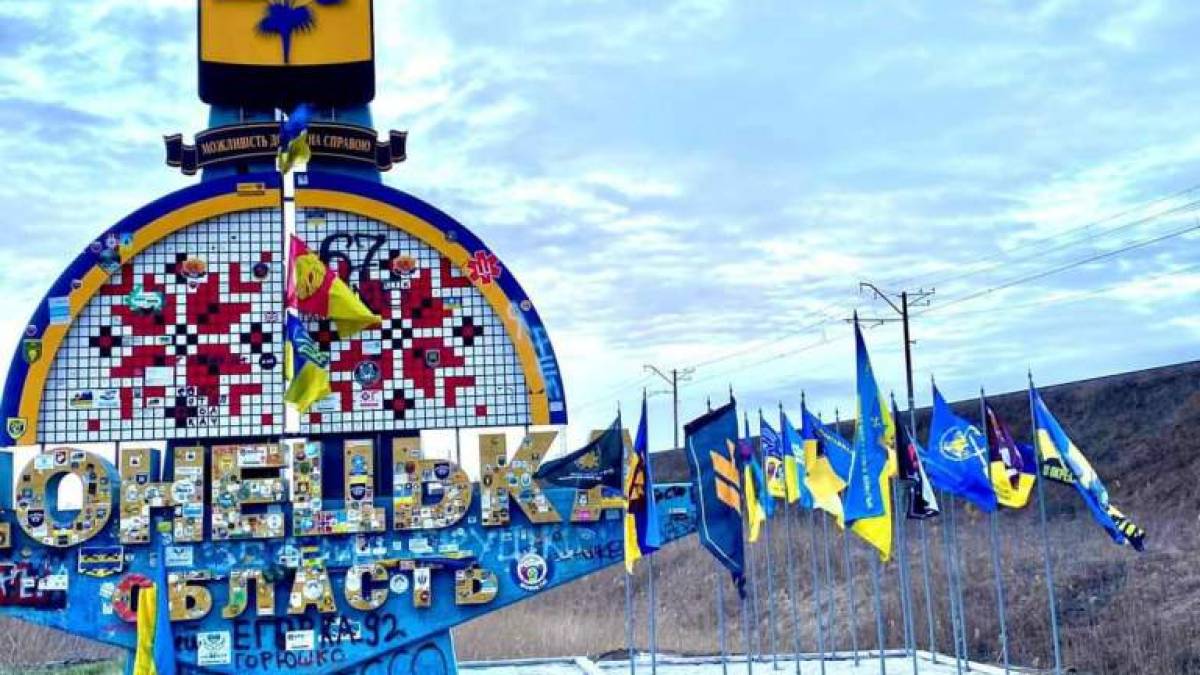 Військові оновили стелу при вʼїзді на Донеччину і встановили особливі прапори