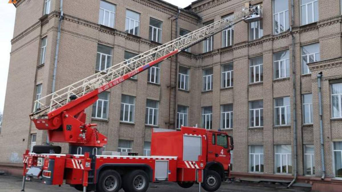 У Запоріжжі рятувальники допомагають відновлювати після обстрілів будівлі