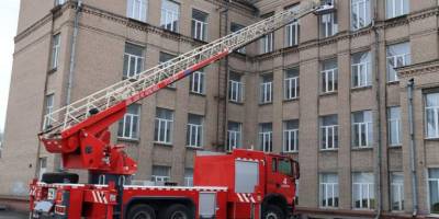 У Запоріжжі рятувальники допомагають відновлювати після обстрілів будівлі