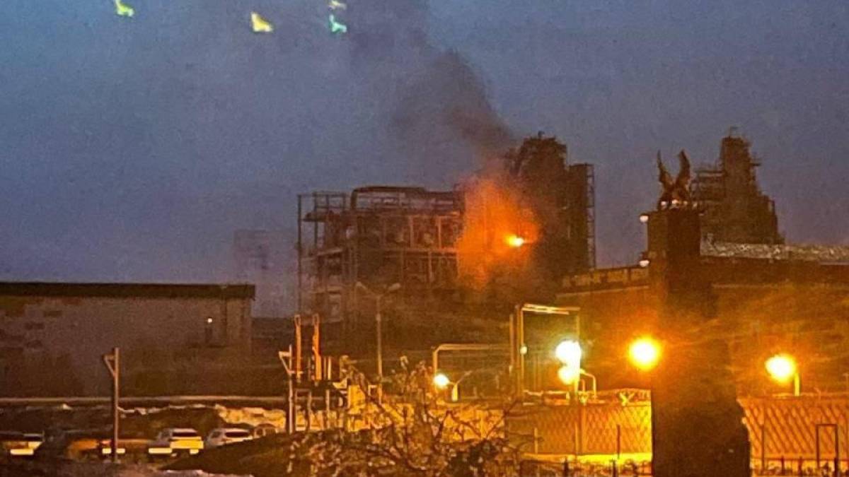О 04.22 українські БПЛА вдало атакували завод зі збору “Шахедів” у Татарстані, та один із найбільших НПЗ в Нижньокамську.