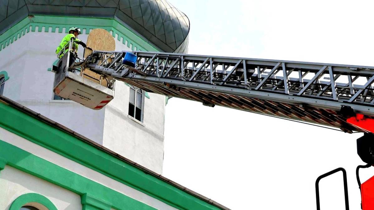 Фахівці ДСНС допомогли відновлювати релігійну споруду після обстрілів (відео)