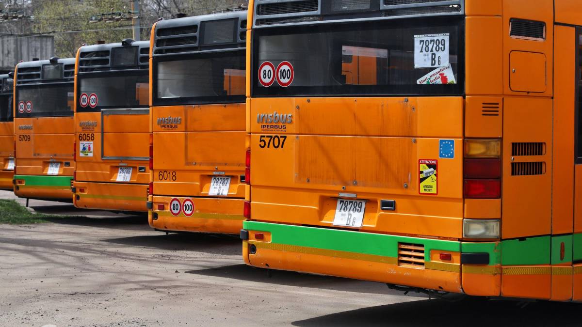 До Дніпра прибула партія автобусів із Мілана. Їх розподілять по всій Україні