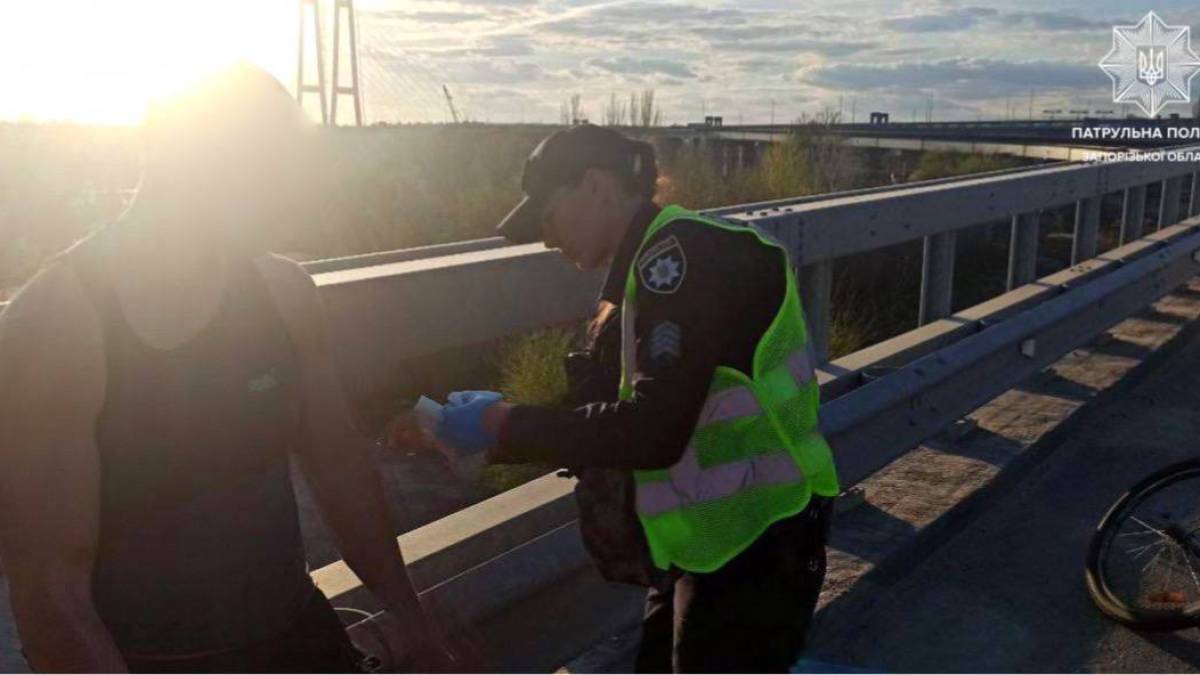 У Запоріжжі патрульні врятували велосипедиста