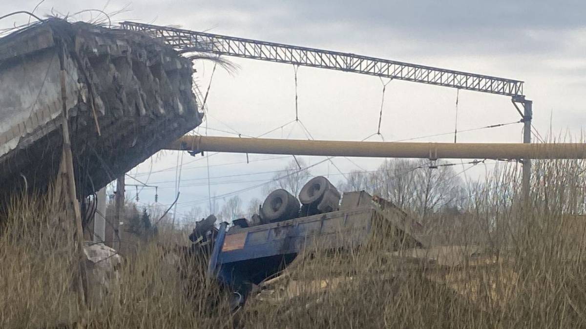 У Вязьмі рухнув міст, який з’єднував дві частини міста, а в Оркську лютують мародери…