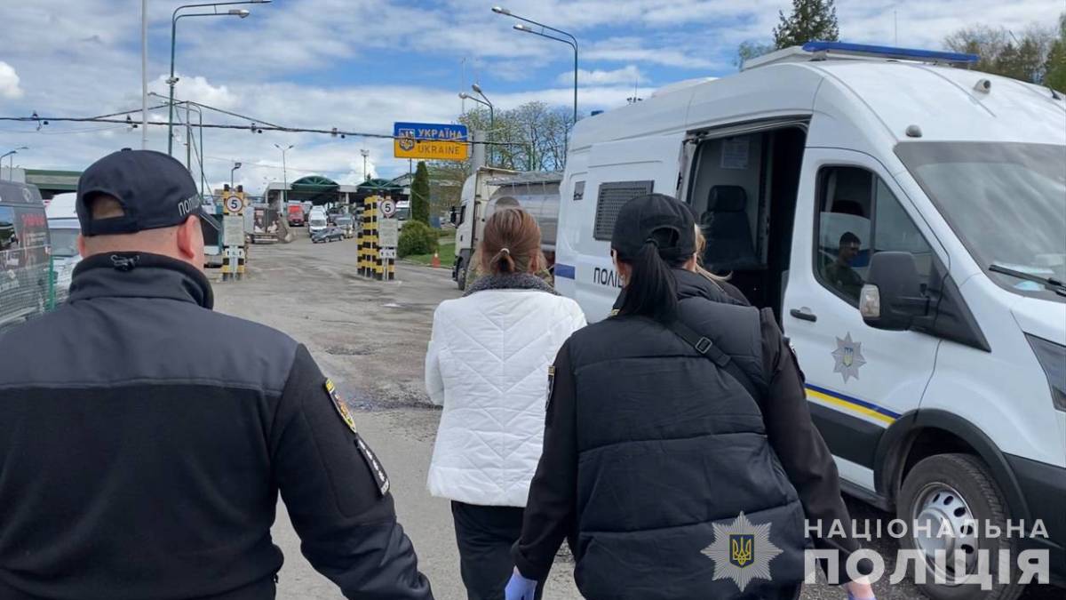 До Запоріжжя екстрадували жінку, яка продала власного сина та переховувалася за кордоном – фото, відео