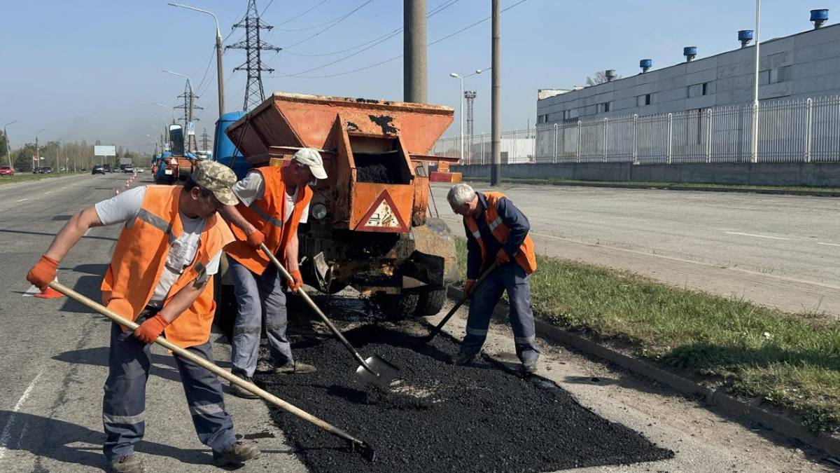 У Запоріжжі ремонтують аварійну дорогу на Набережній магістралі – фото