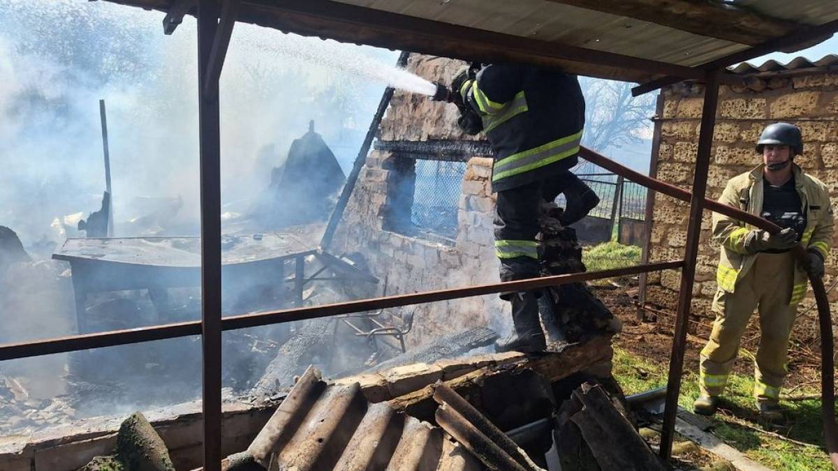На Запоріжжі внаслідок ворожих обстрілів виникли 2 пожежі: горіли квартири та господарська споруда