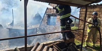 На Запоріжжі внаслідок ворожих обстрілів виникли 2 пожежі: горіли квартири та господарська споруда