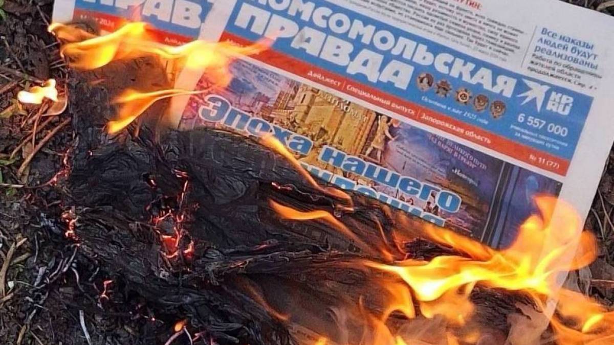 У Мелітополі активістки руху «Зла Мавка» спалили чергову партію газет окупантів