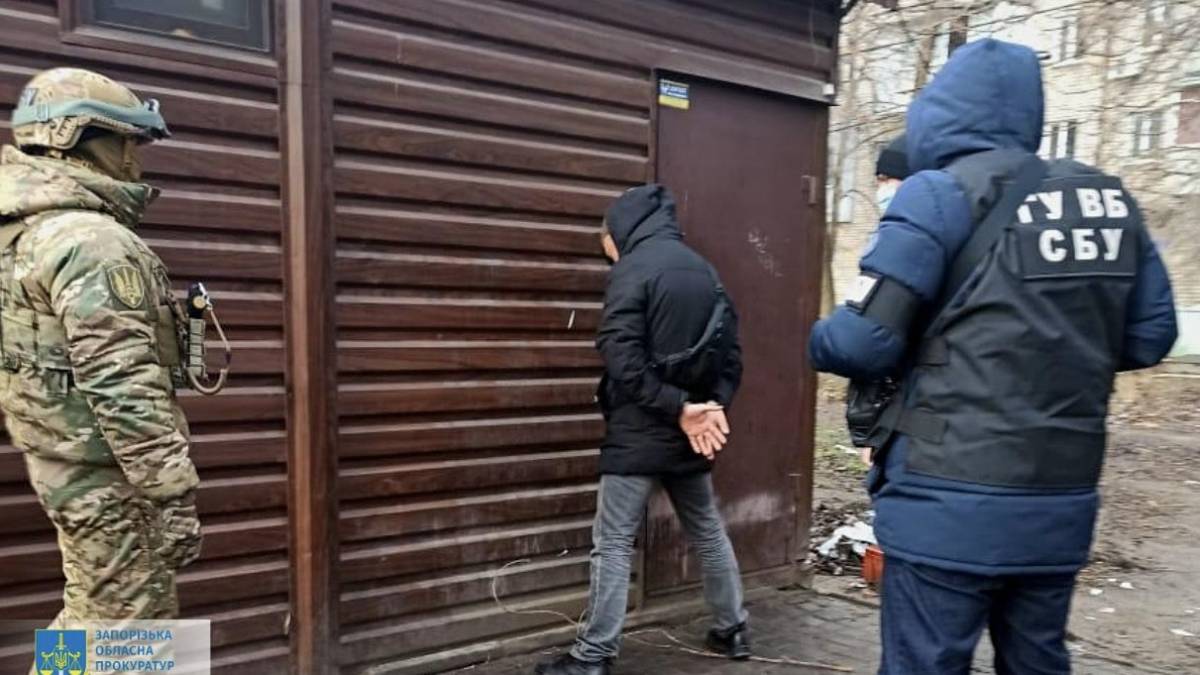У Запоріжжі іноземець намагався підкинути наркотики офіцеру СБУ
