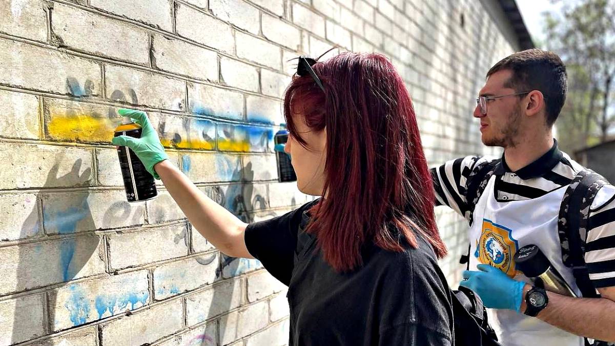 Запоріжці продовжують зафарбовувати нарко-графіті