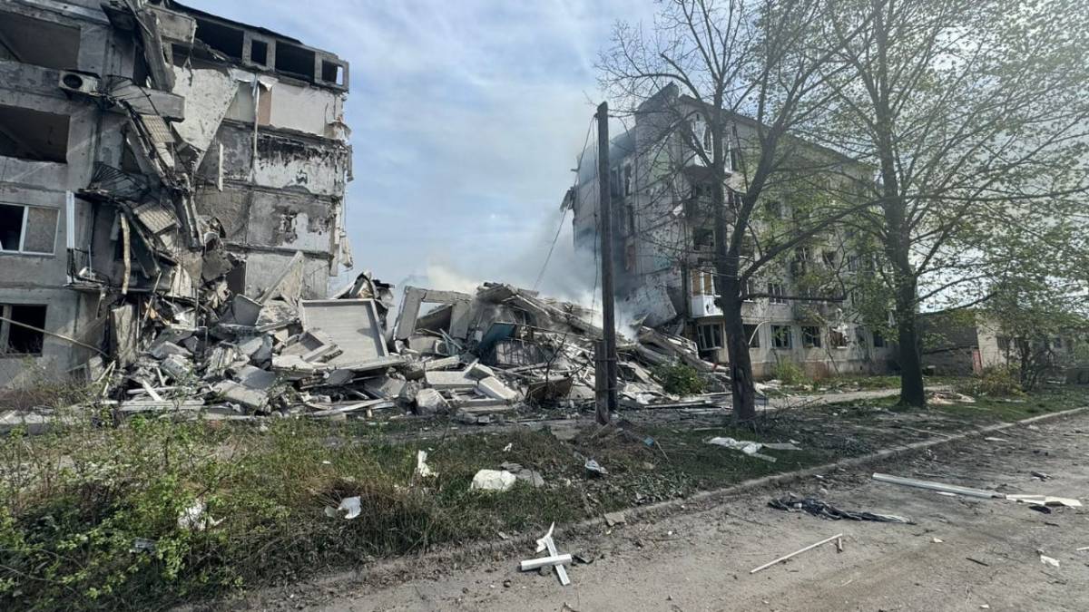 На Донеччині від авіаударів загинуло троє людей, четверо зазнали поранень: зруйновано цілий під’їзд