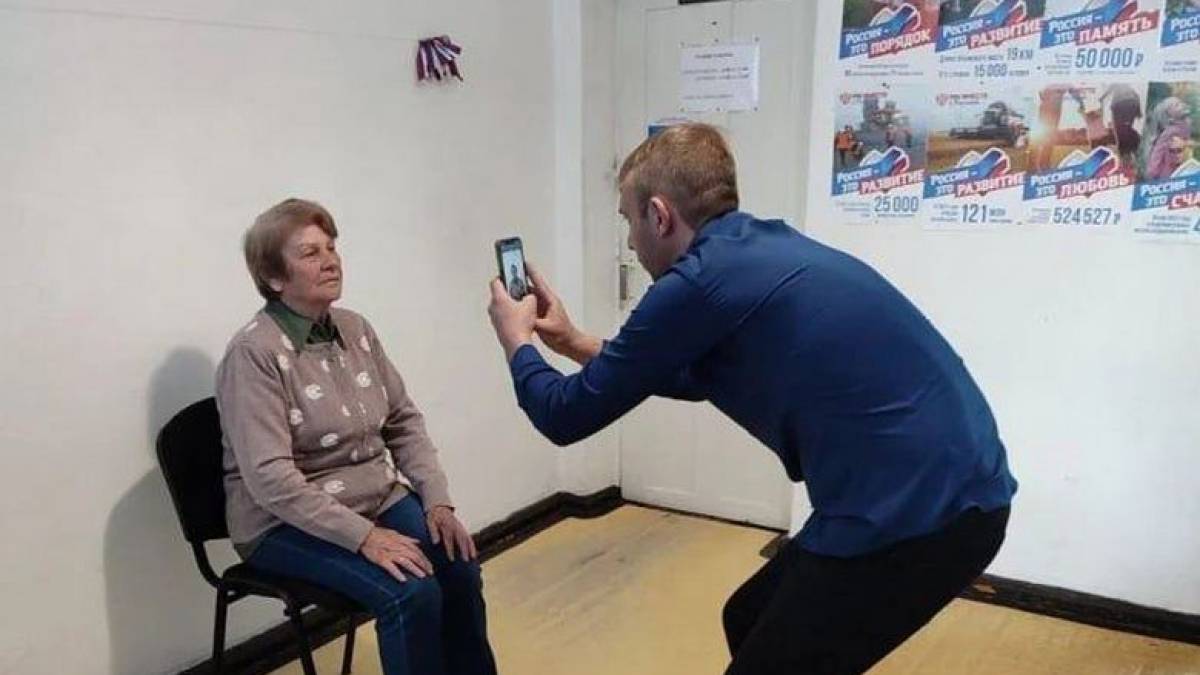 На Запоріжжі фейкова адміністрація рашистів влаштувала фотосесію для пенсіонерів