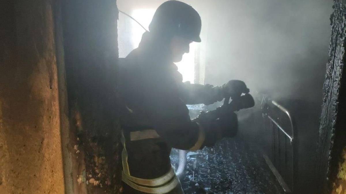 Запорізькі рятувальники ліквідують наслідки ворожих обстрілів