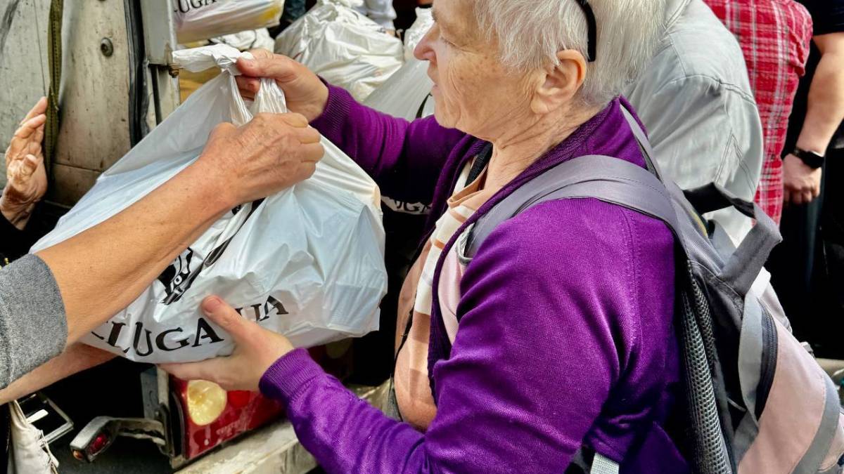 У Запоріжжі ветерани та літні люди отримують продуктові набори