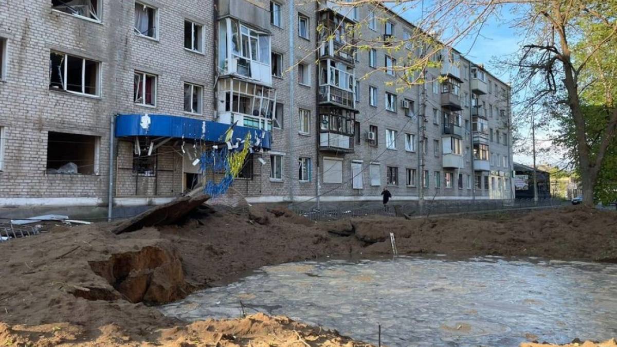 росіяни вдарили ракетою по центру Слов’янська, пошкоджені багатоповерхівки