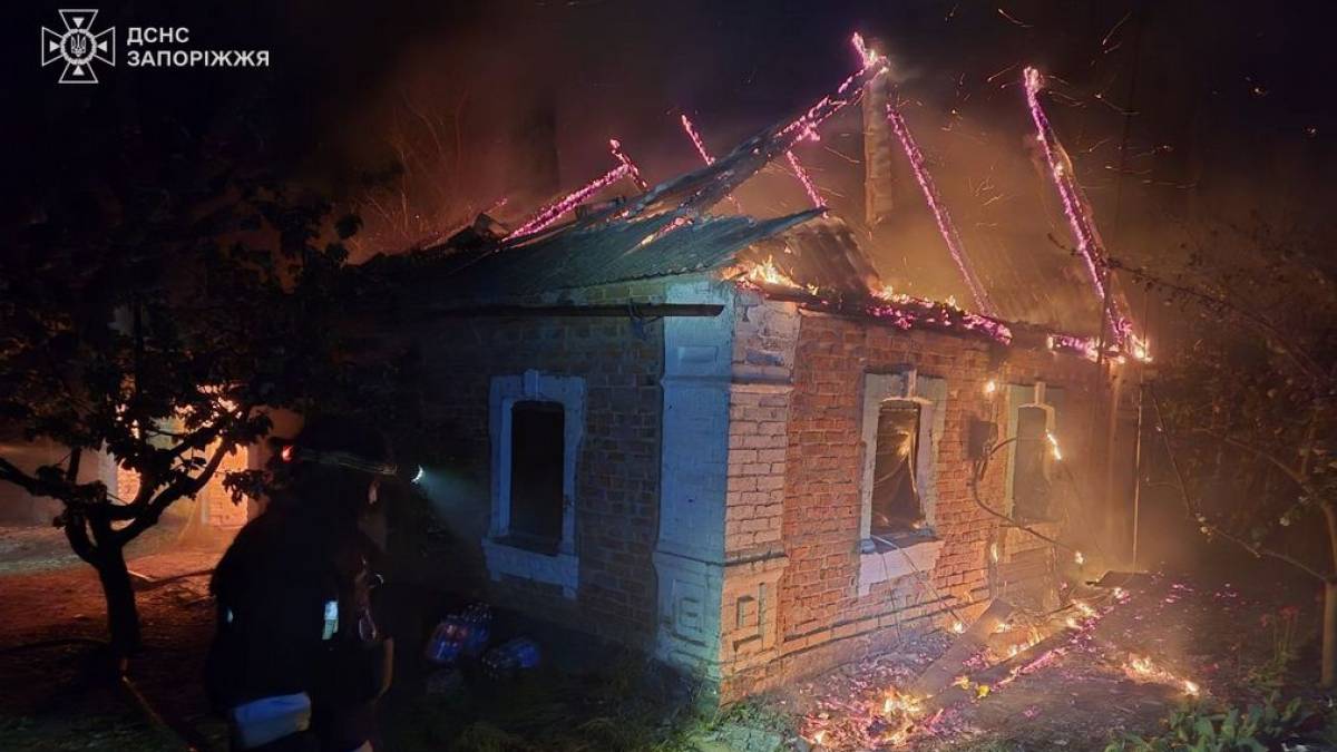На Запоріжжі внаслідок ворожого обстрілу спалахнув приватний будинок