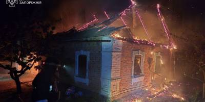 На Запоріжжі внаслідок ворожого обстрілу спалахнув приватний будинок