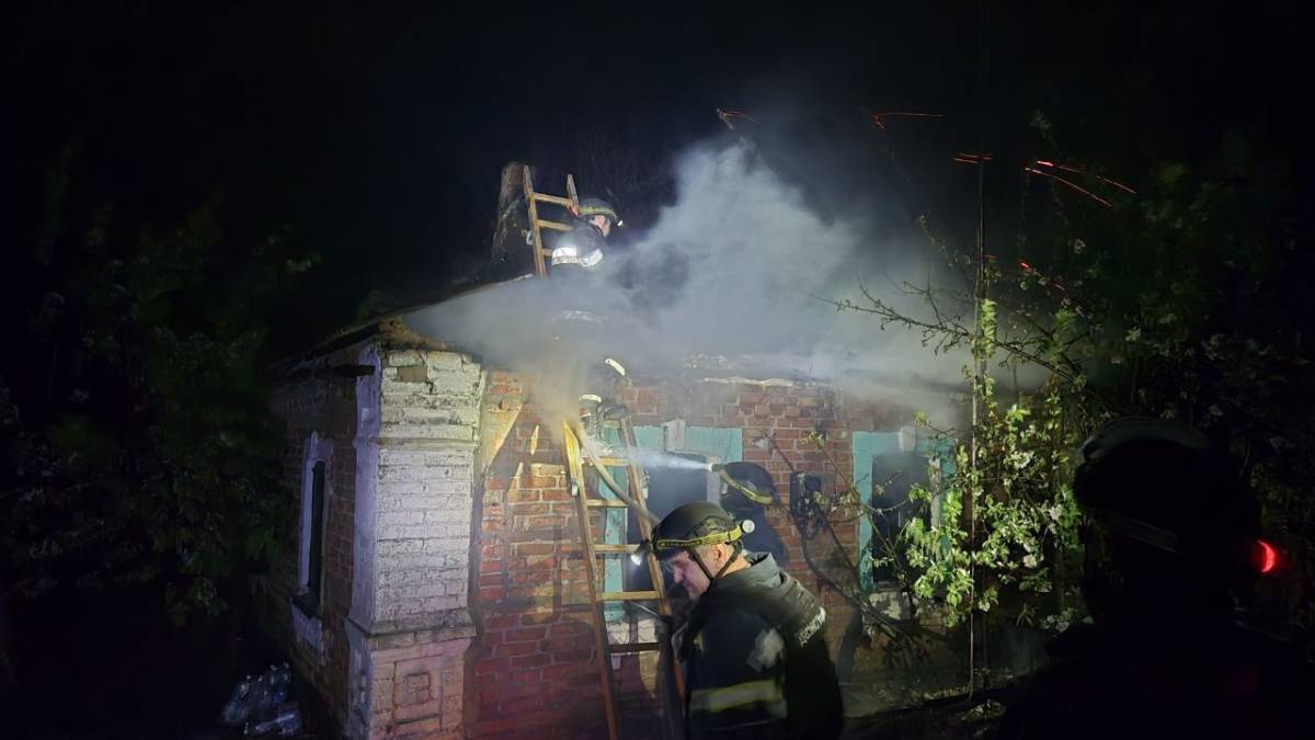 Запорізькі рятувальники ліквідують наслідки ворожих обстрілів