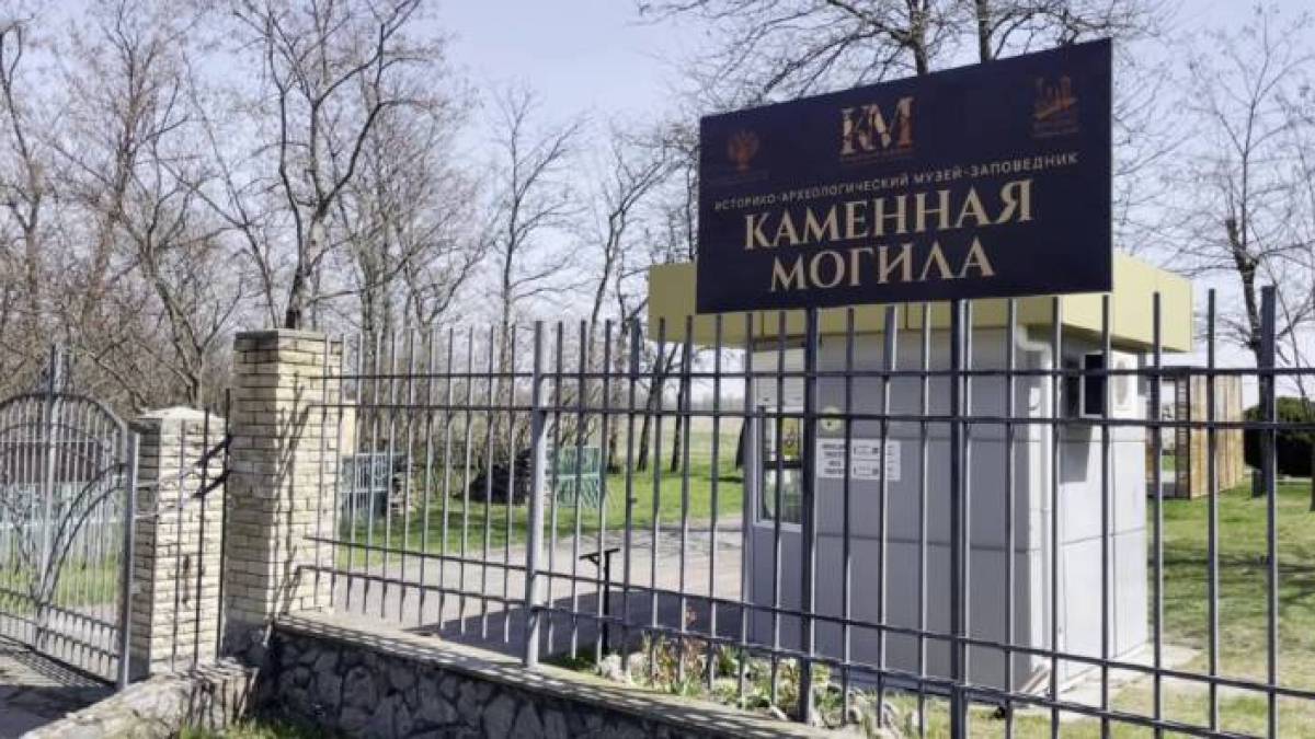 У розграбований заповідник «Кам’яна могила» під Мелітополем зрадники зазивають подивитися на дерев’яні доріжки і намет