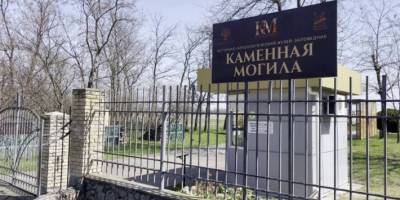 У розграбований заповідник «Кам’яна могила» під Мелітополем зрадники зазивають подивитися на дерев’яні доріжки і намет