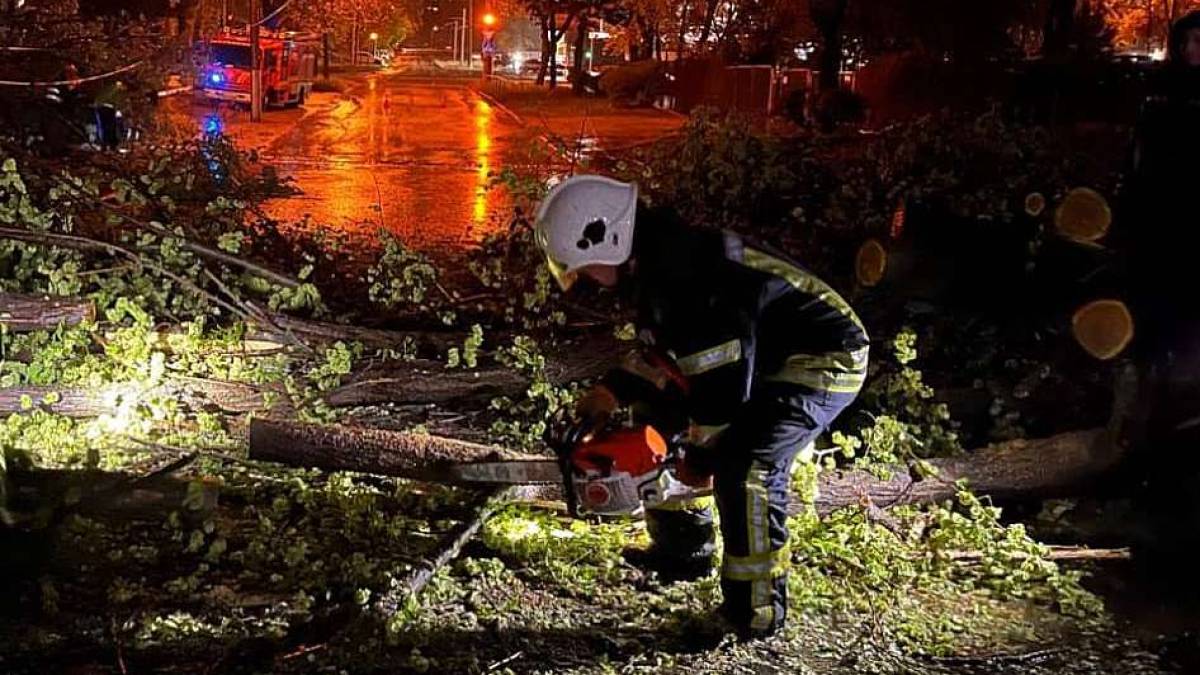 Рятувальники ліквідовують наслідки негоди у Запоріжжі