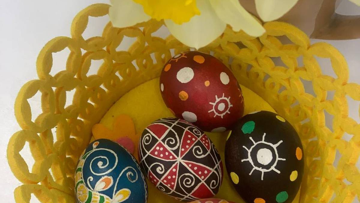 У художній школі пропонують урок сакрального писанкарства та запрошують бажаючих