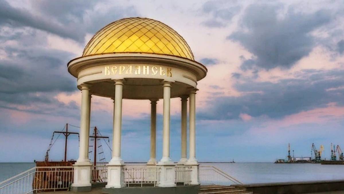 Окупанти нагнітають паніку у Бердянську, розпускаючи чутки про припинення всіх виплат без паспорта рф